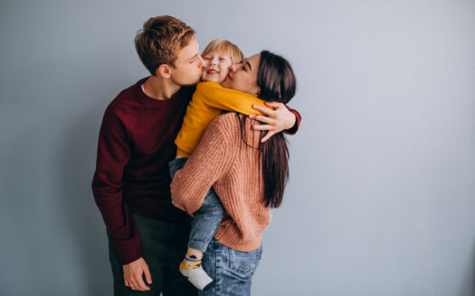 les parents si heureux avec leur enfant !